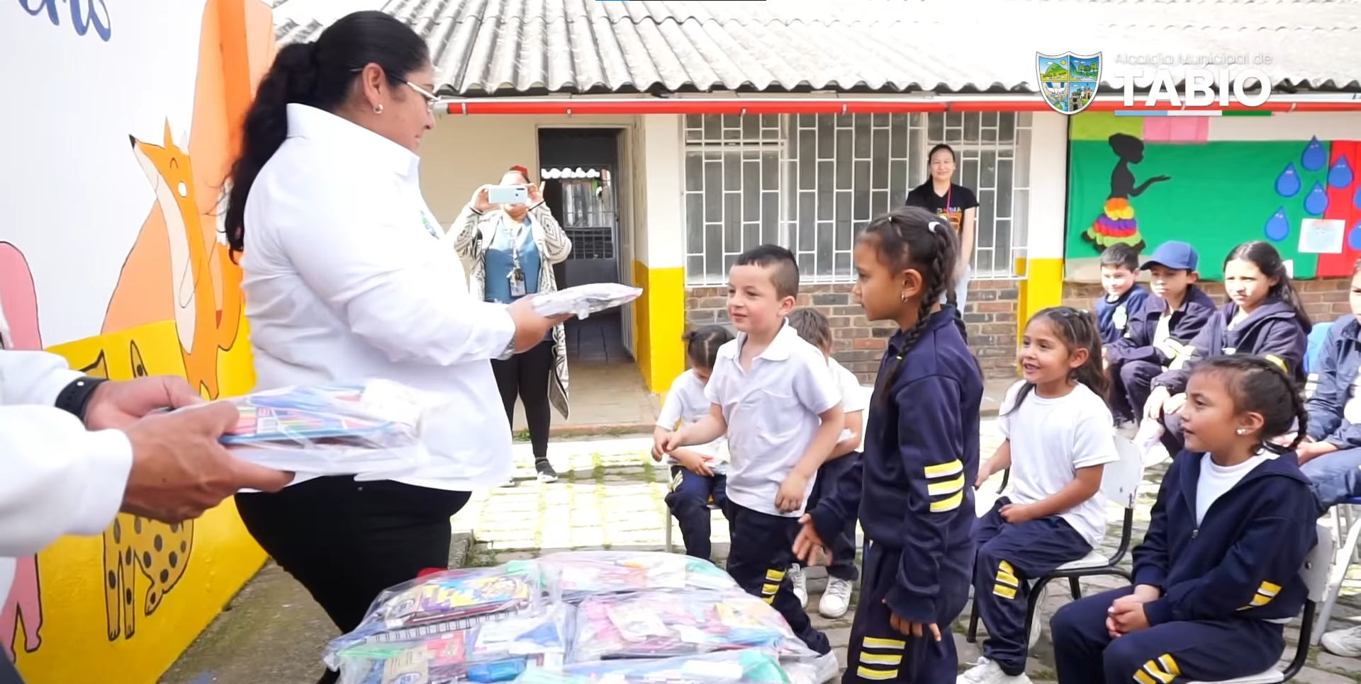 Entrega de |kits escolares| beneficia a estudiantes de |Tabio| + Video