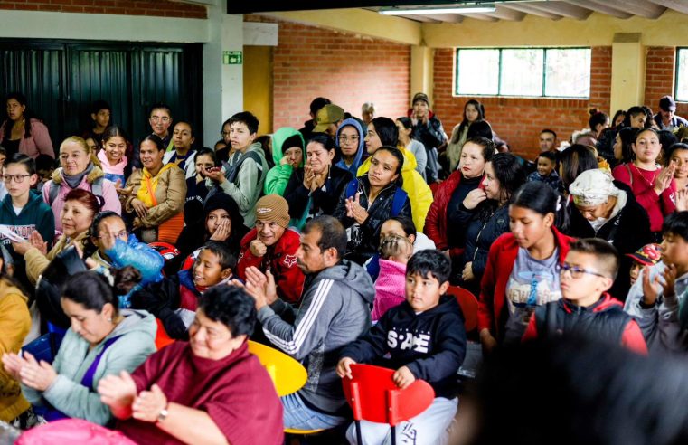|Tenjo| fortalece la |educación| con entrega de uniformes y dotaciones escolares