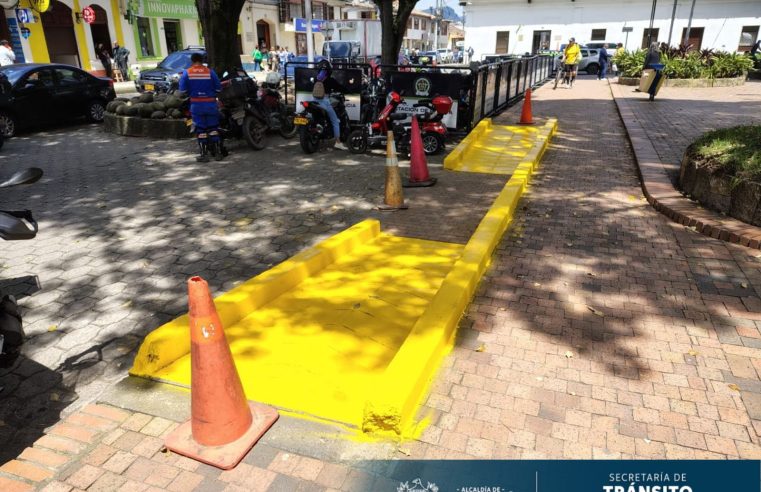|Cajicá| mejora la accesibilidad con demarcación de rampas en el |Parque Principal|