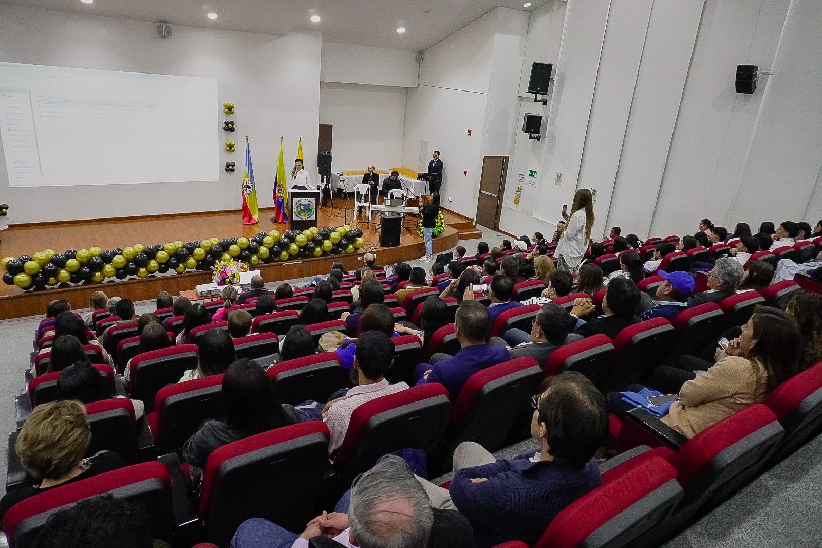 |Tocancipá| rinde homenaje a la rectora Eva del Carmen Rubiano por 25 años de servicio educativo
