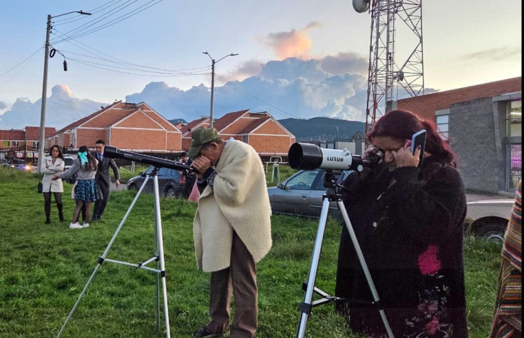 La experiencia “|Explorando el Cosmos|” llegó a |Pueblo Viejo| con una noche de observación astronómica