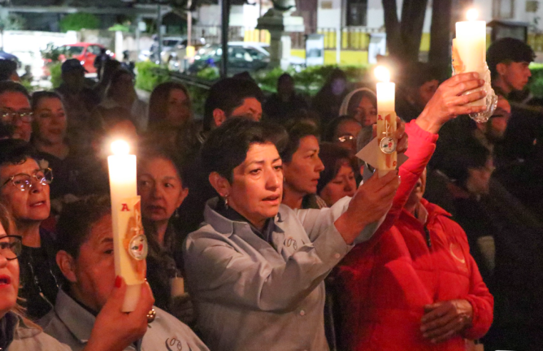 La Comunidad Celebra la |Vigilia Pascual|: Un Acto de |Esperanza y Renovación|