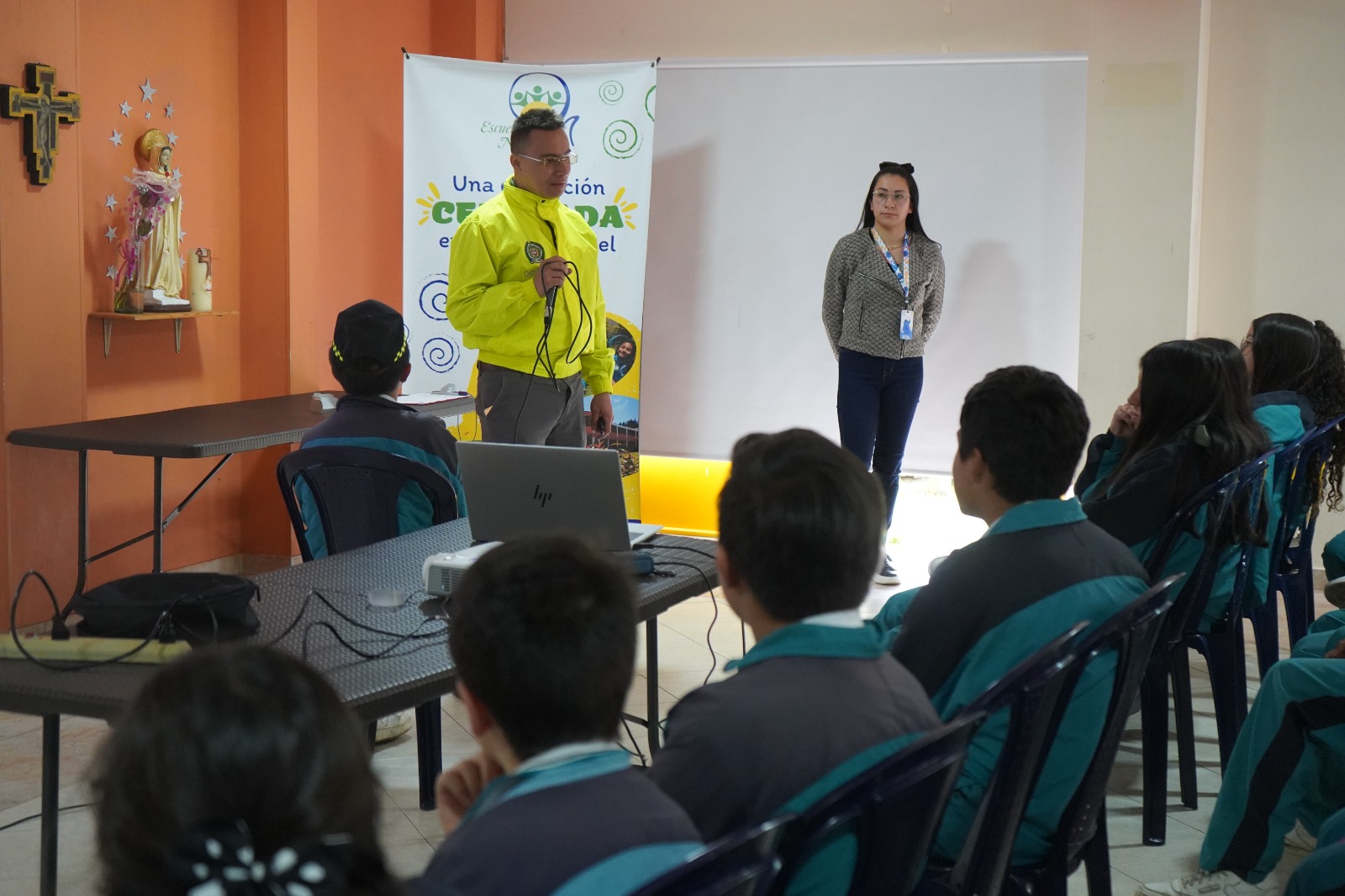 Estudiantes de |Tocancipá| reciben orientación sobre |ciberseguridad| en la Escuela Sol Naciente