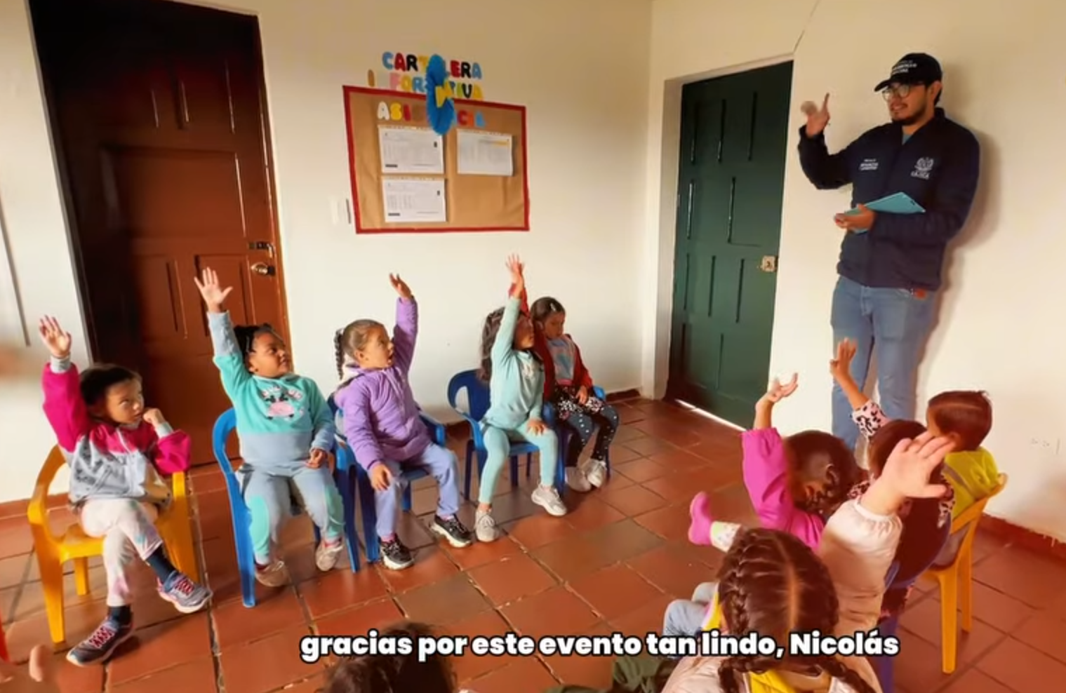 Más de 6.000 niños y niñas de |Cajicá| recibieron alcancías para pintar y soñar en grande + Video