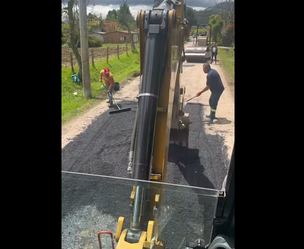 Avanzan trabajos de |mejoramiento vial| en zonas |urbanas| y |rurales| del municipio de |Tabio| + Video