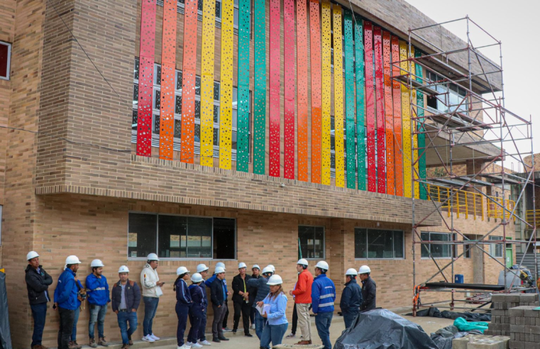 Alcalde de |Chía| inspecciona avances en obras clave para la |educación| y |renovación urbana|