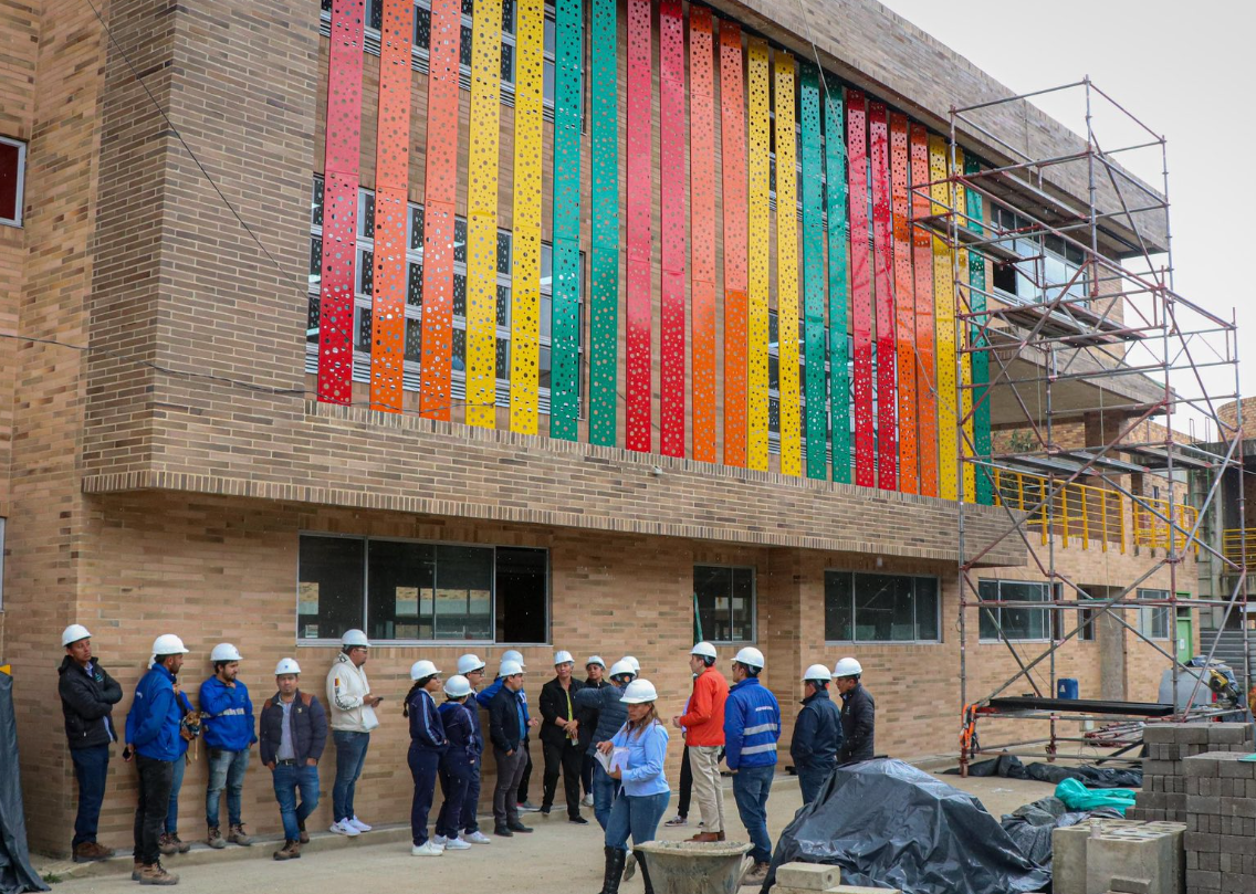Alcalde de |Chía| inspecciona avances en obras clave para la |educación| y |renovación urbana|