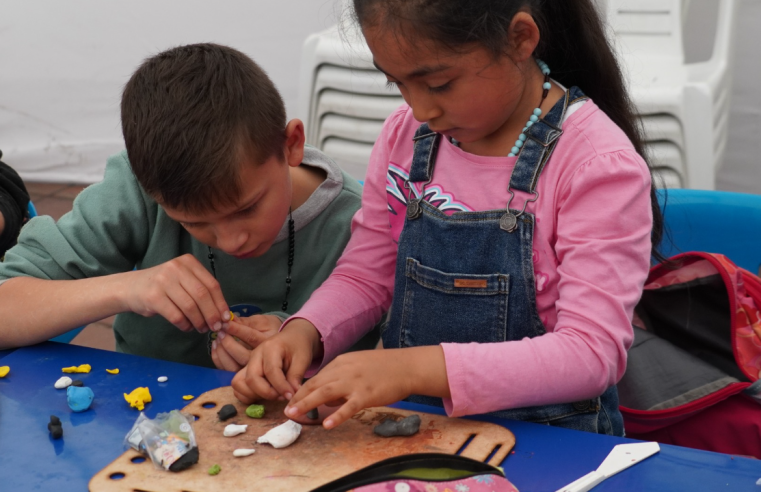 Niñez y juventud de |Cogua| se expresan a través del arte en clases abiertas de |artes plásticas|