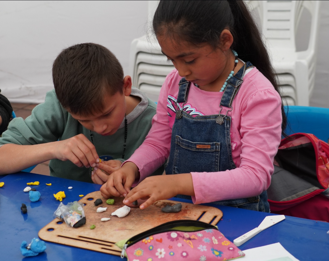 Niñez y juventud de |Cogua| se expresan a través del arte en clases abiertas de |artes plásticas|