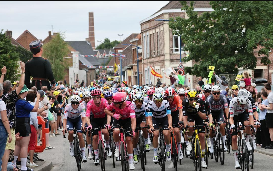 |Tour de Francia| 2025: |Van der Poel| brilla en la etapa más larga y se queda con el |liderato|