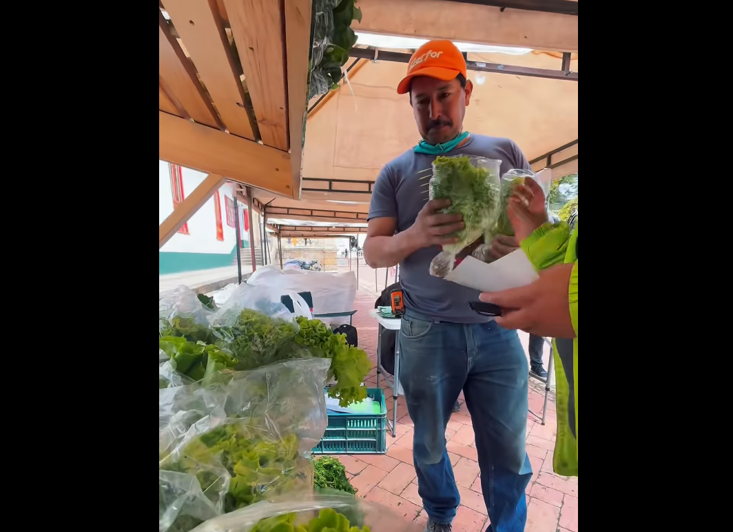 Ecotrueque en |Nemocón|: reciclaje por alimentos frescos + Video