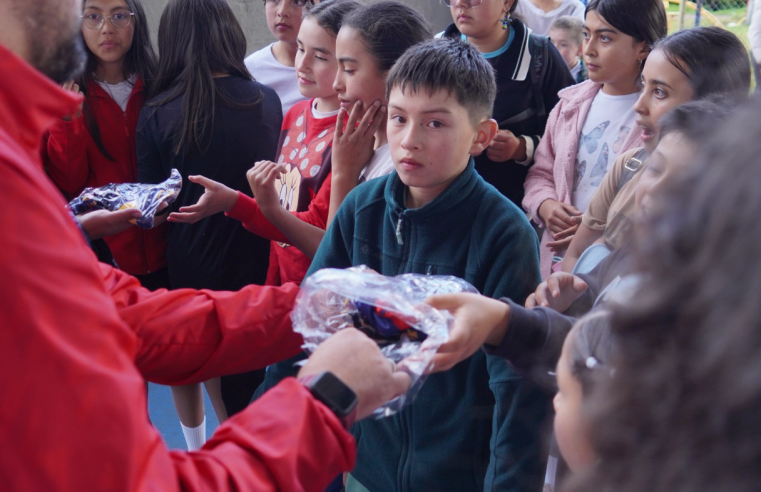 |Niños| y |jóvenes| de la escuela de voleibol de |Cogua| reciben nuevos uniformes