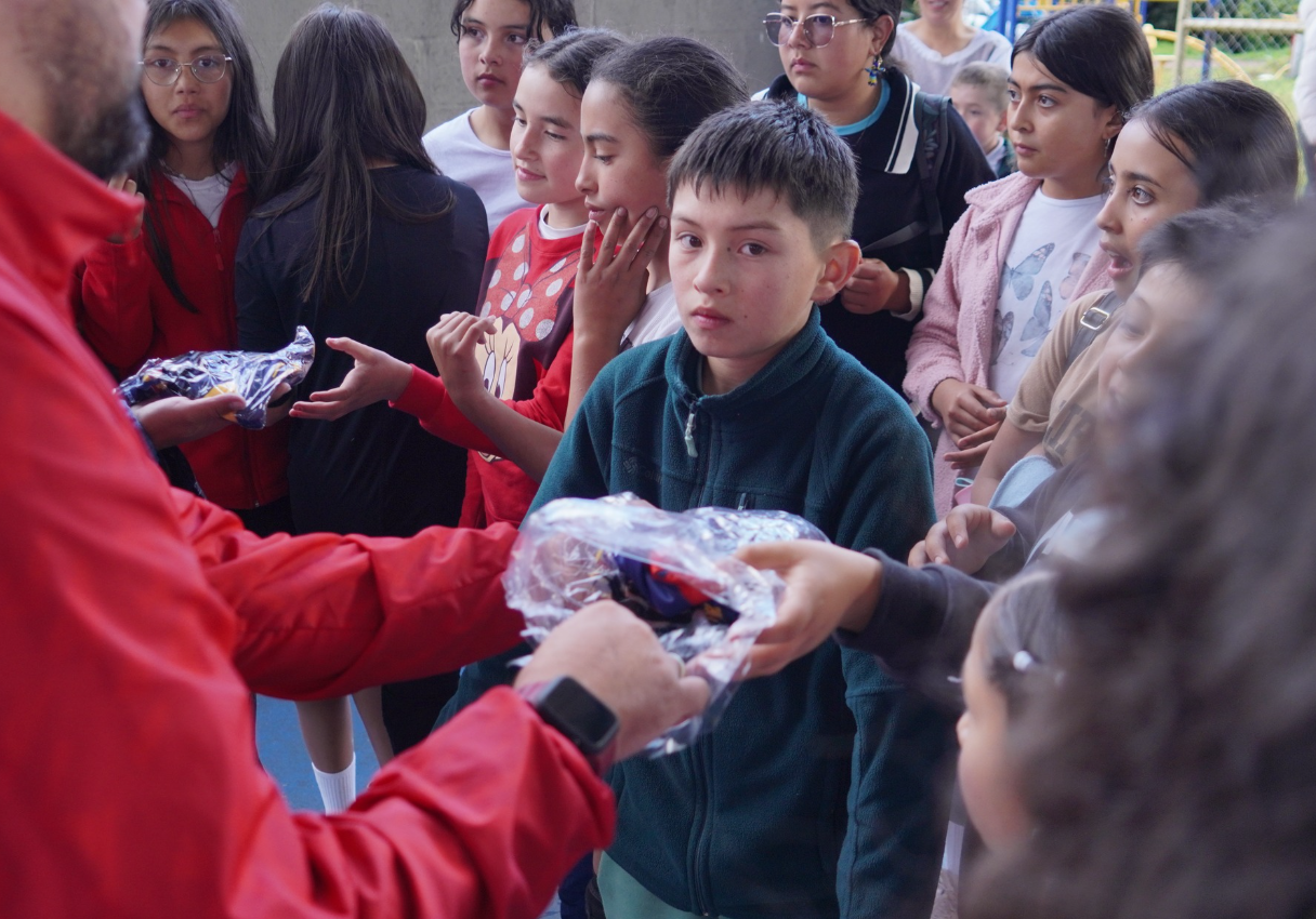 |Niños| y |jóvenes| de la escuela de voleibol de |Cogua| reciben nuevos uniformes