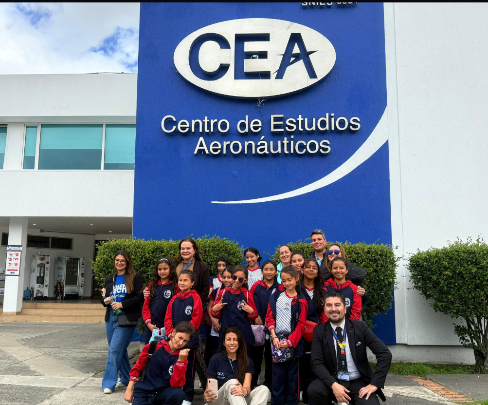 Estudiantes de |Funza| vivieron una experiencia tecnológica en el |Aeropuerto El Dorado|