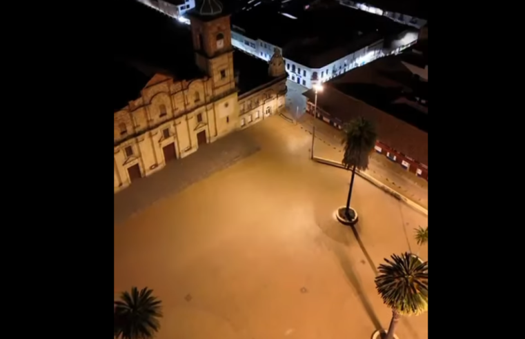 Renuevan el |alumbrado| del parque principal de |Zipaquirá| como parte del proceso de modernización en la ciudad + Video