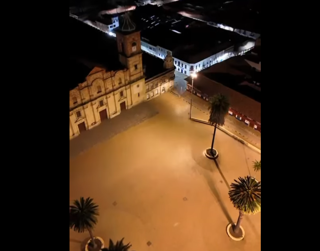 Renuevan el |alumbrado| del parque principal de |Zipaquirá| como parte del proceso de modernización en la ciudad + Video