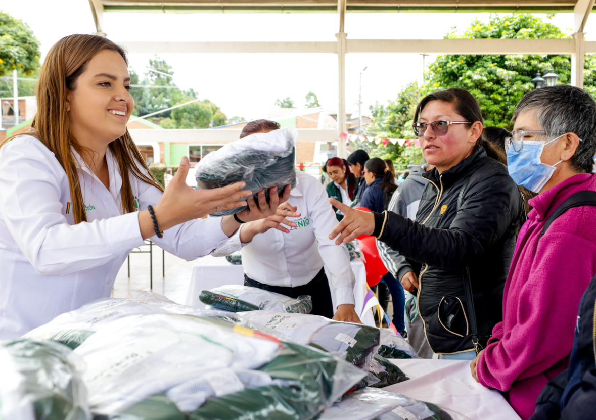 Entrega de |sudaderas institucionales| fortalece la inclusión en el municipio de |Tenjo|
