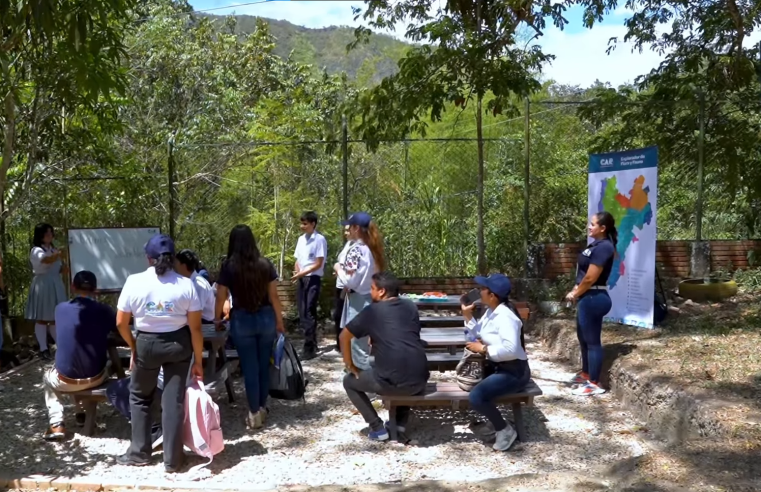 |Gualivá| impulsa sostenibilidad con entrega de huertas y |entornos educativos| verdes + Video