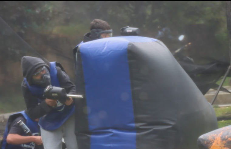 Jóvenes de |Cajicá| disfrutaron de un reto de |paintball| lleno de estrategia y compañerismo