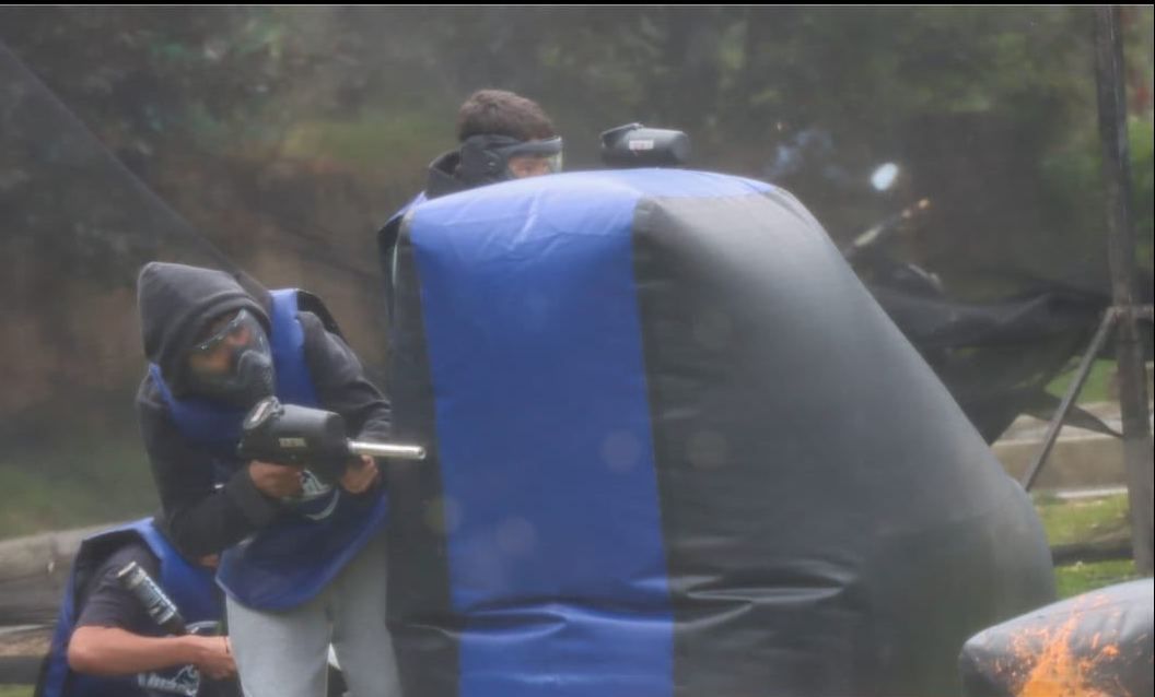 Jóvenes de |Cajicá| disfrutaron de un reto de |paintball| lleno de estrategia y compañerismo