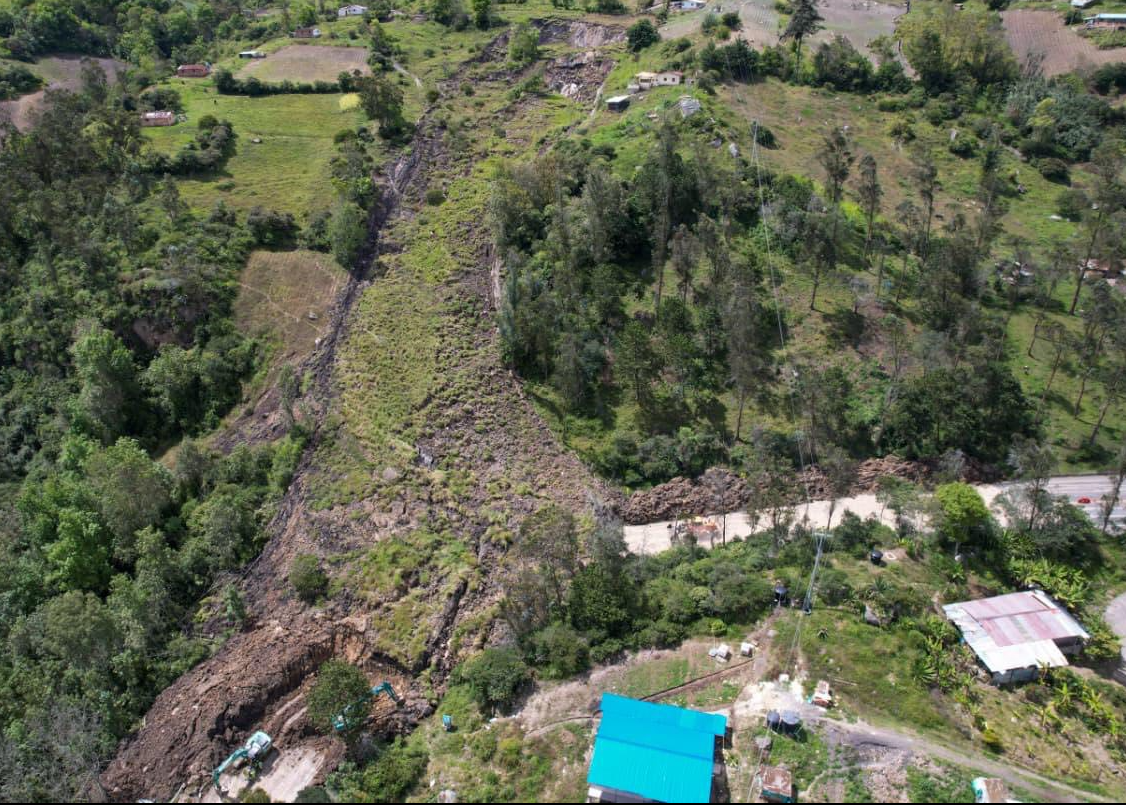 Avanzan |labores de remoción| en la |vía al Llano| tras |deslizamiento| en |Chipaque|