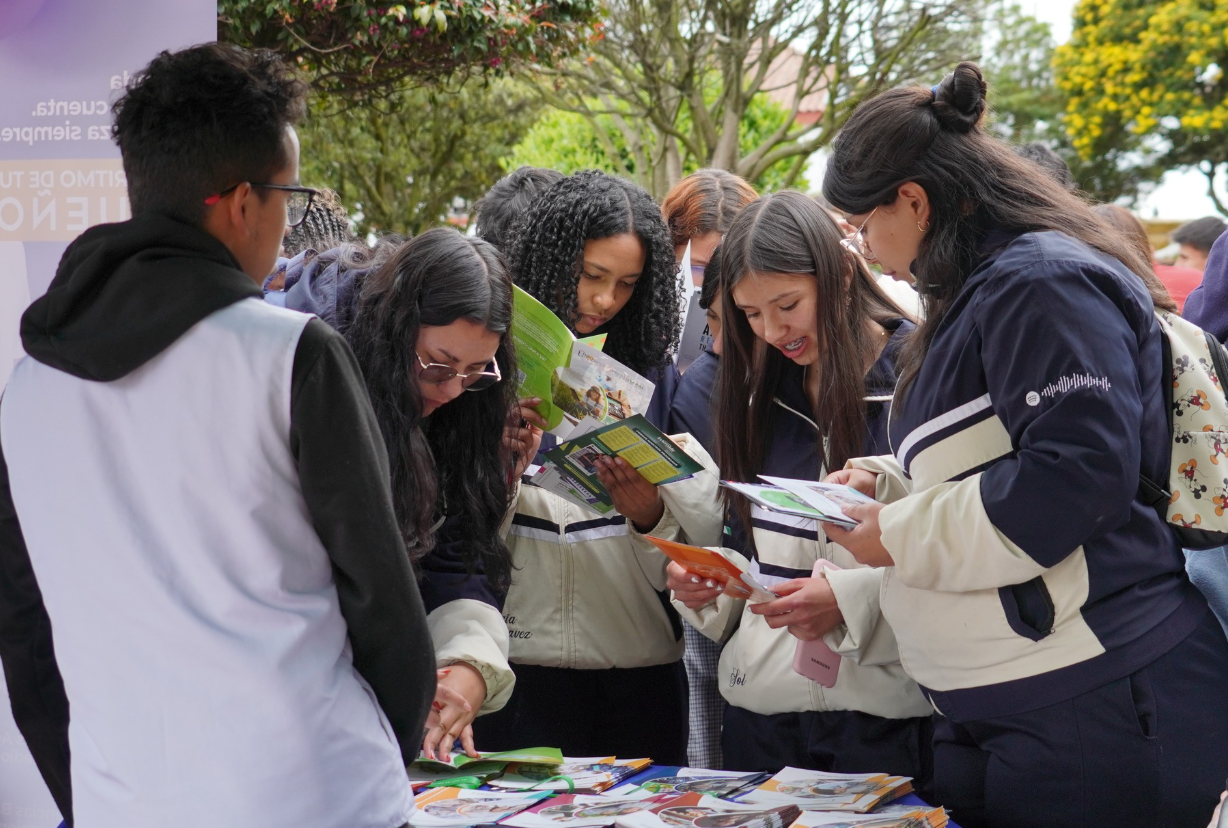 Estudiantes de |Cogua| participaron en la |Feria Universitaria| y Jornada de |Afiliación a Salud|