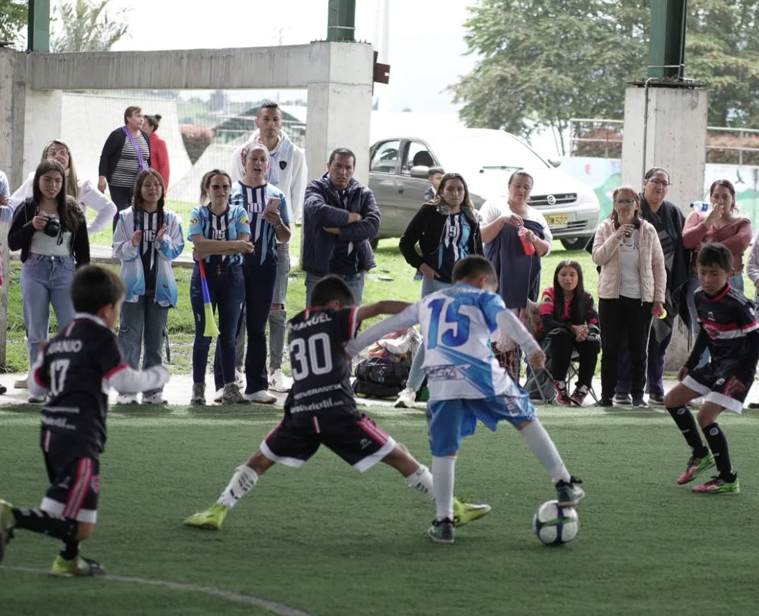 |Fiesta deportiva| en la gran final del |Festival de Fútbol| Legado en |Cogua|