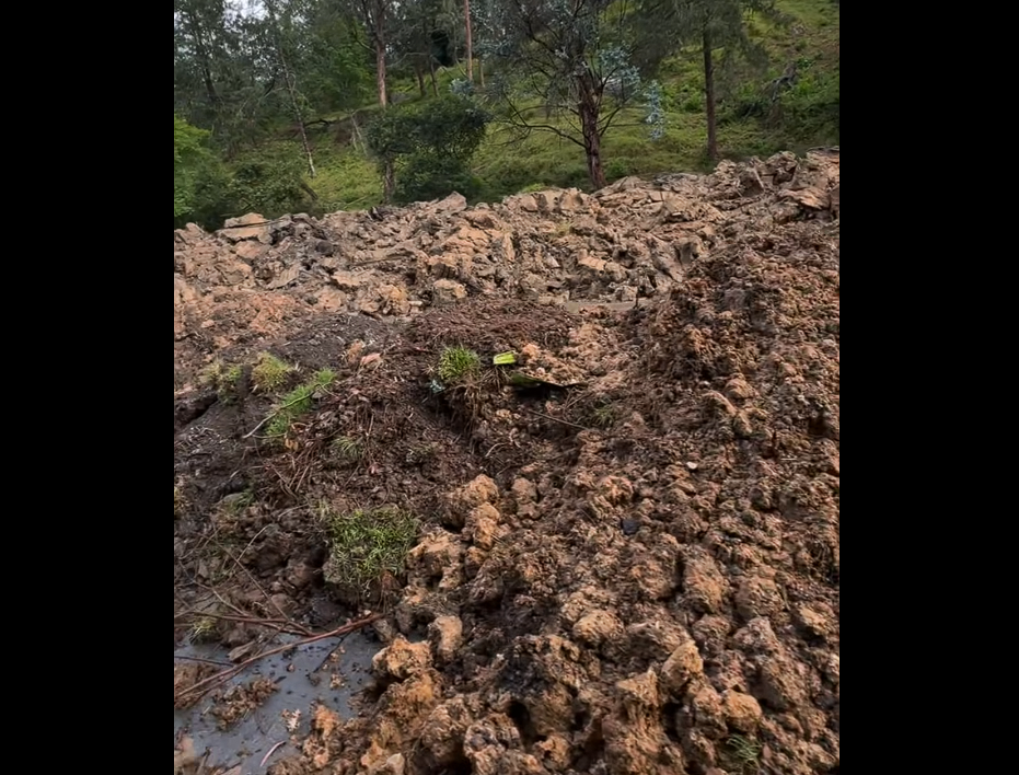 Grave situación en |Chipaque| por |derrumbe| en la |vía al Llano|: 15 días sin soluciones + Video
