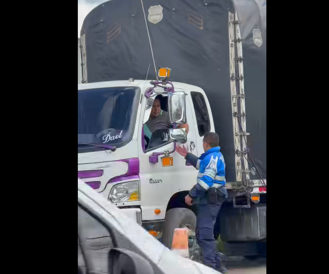 Alcalde de |Chía| exige soluciones del |Gobierno Nacional| ante la parálisis de la |Troncal de Los Andes| + Video