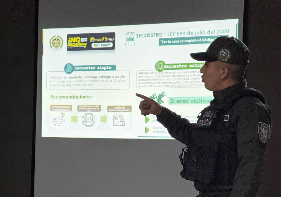 Comerciantes de |Cajicá| recibieron orientación para prevenir la |extorsión| y el |delito cibernético|