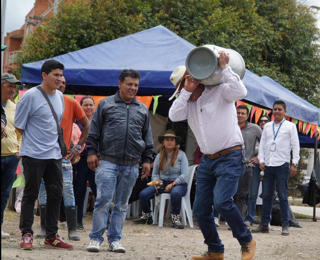 Ganaderos de |Sopó| celebraron su día y el primer aniversario del |Mercado Ganadero|