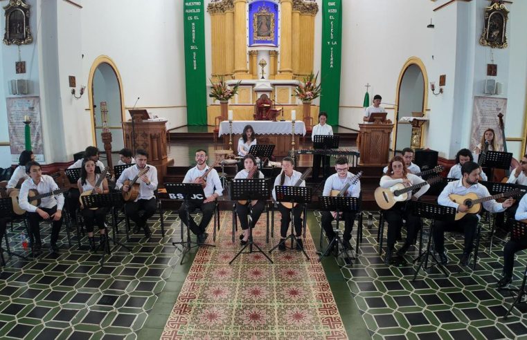 La Estudiantina de |Cundinamarca| llenó de arte y tradición la Catedral |San Miguel Arcángel| de |Guaduas|