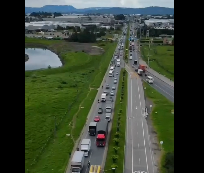 |Cundinamarca| activa la |Operación Éxodo| con más de mil uniformados para garantizar la |seguridad vial| + Video