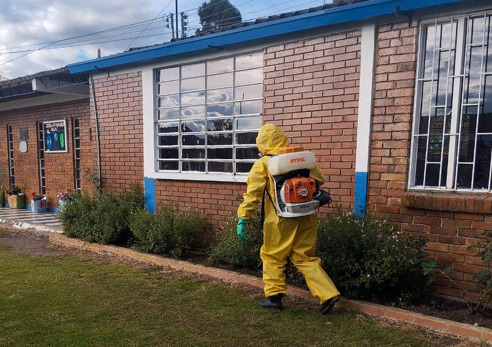 |Sopó| garantiza entornos escolares seguros con jornadas de |fumigación| y |desinfección|