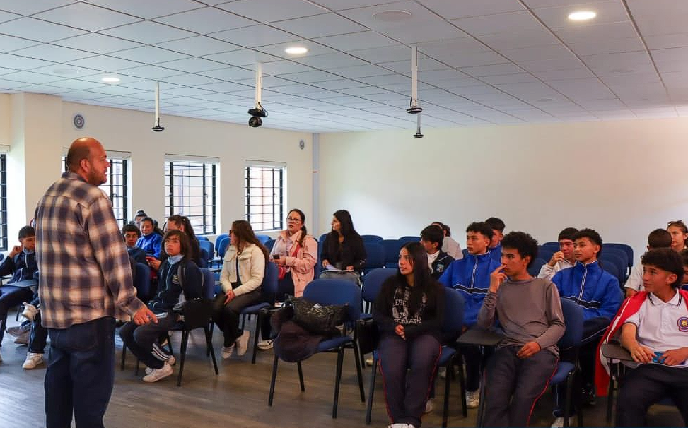 Jóvenes reflexionan sobre decisiones conscientes en el proyecto “Entre dudas y sueños, me elijo”