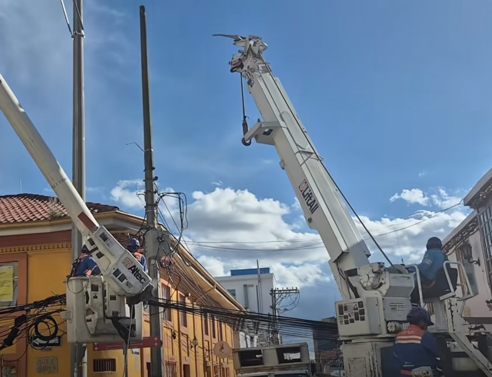 |Cajicá| avanza con la subterranización del cableado en el |Parque Principal| + Video