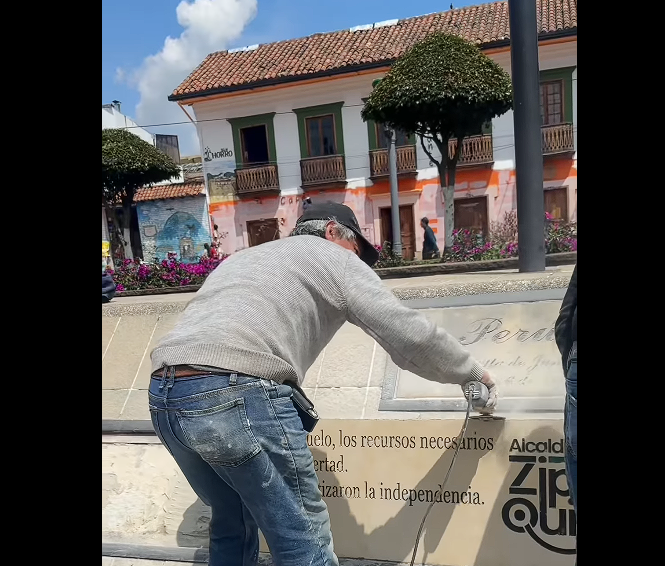 Restauran la Placa del |Parque de la Independencia| en |Zipaquirá| + Video