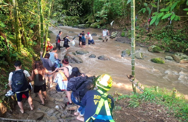 |Creciente| súbita en |Viotá| deja una |persona desaparecida| y varias rescatadas