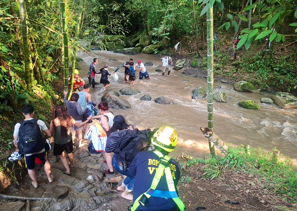 |Creciente| súbita en |Viotá| deja una |persona desaparecida| y varias rescatadas