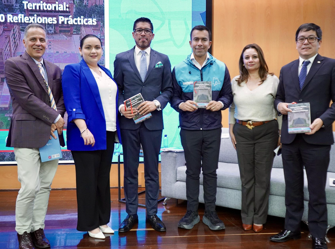 Lanzan libro que fortalece la seguridad jurídica en la |contratación pública| territorial