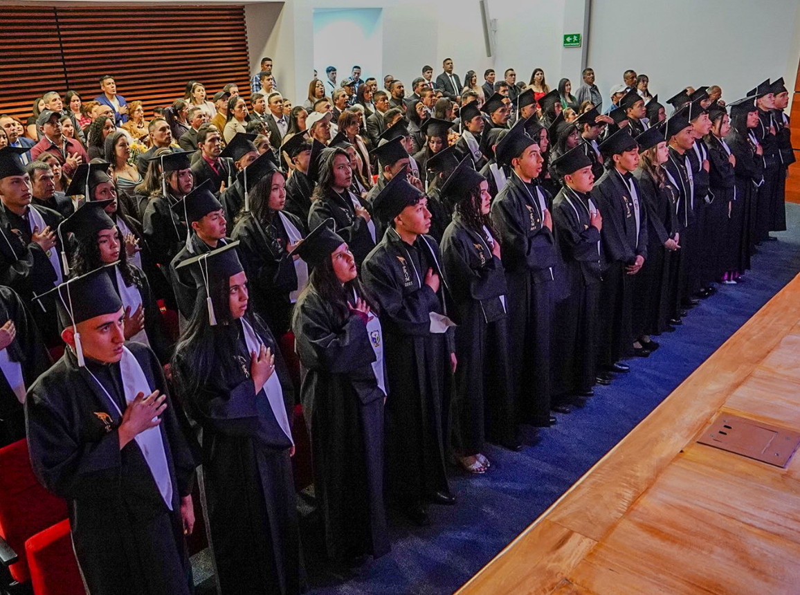 La Violeta celebra la graduación de sus nuevos bachilleres en |Sopó|