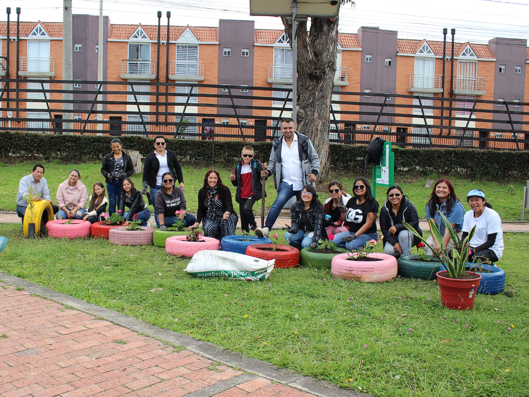 Siembra en la |Megaludoteca| fortalece el sentido de |pertenencia comunitaria|