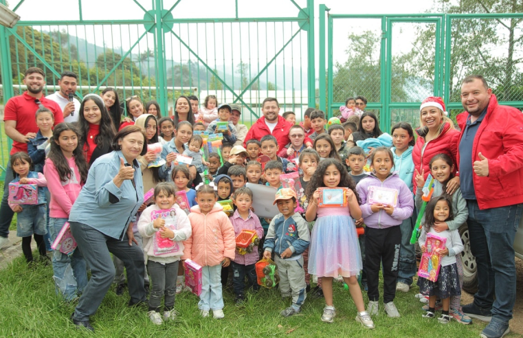 La |Ruta Navideña| inició la entrega de regalos a niños y niñas de |Tenjo|