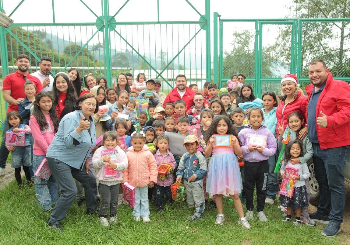 La |Ruta Navideña| inició la entrega de regalos a niños y niñas de |Tenjo|