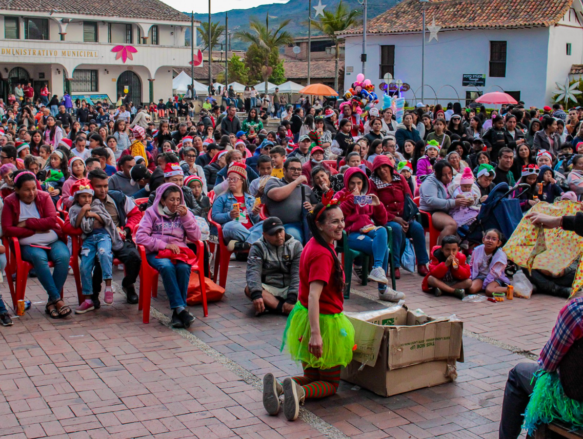 El sexto día de la |Novena de Aguinaldos| se vivió en comunidad y reflexión en torno al |amor|