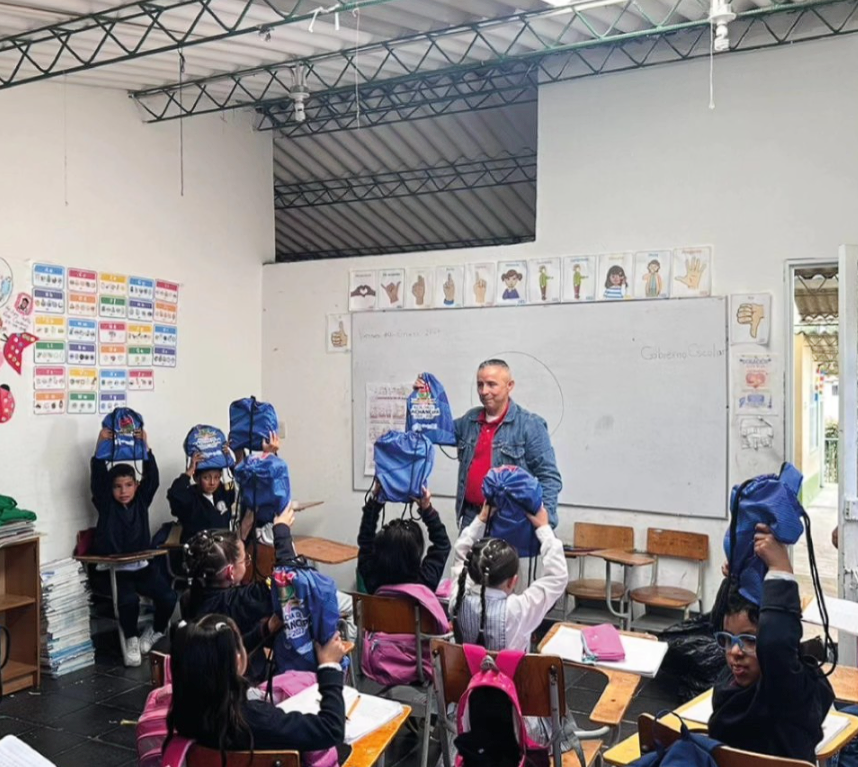 Entrega de |kits escolares| fortalece el regreso a clases en |Gachancipá|