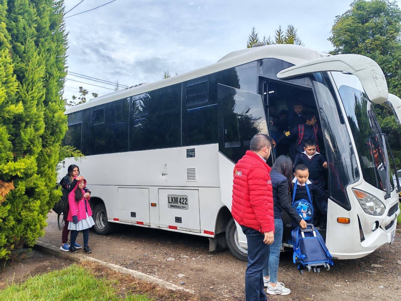 |Tenjo| inicia |rutas escolares| para beneficiar a |estudiantes| de instituciones departamentales