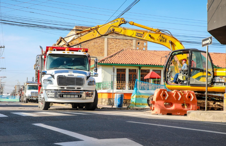 |Alcalde Donoso| supervisa inicio de cierre en la |Carrera 7| por obras de alcantarillado en el municipio de |Chía|