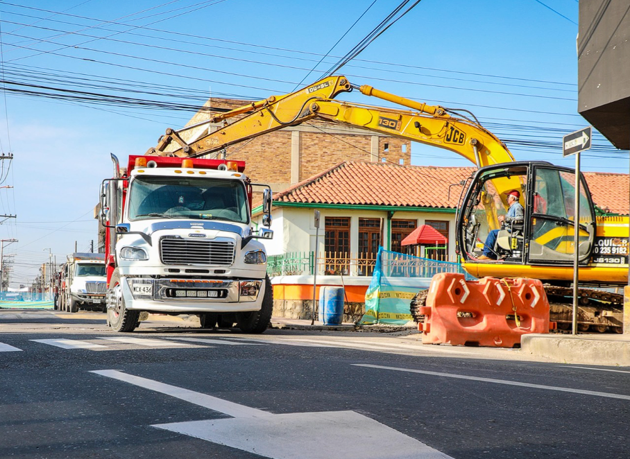 |Alcalde Donoso| supervisa inicio de cierre en la |Carrera 7| por obras de alcantarillado en el municipio de |Chía|