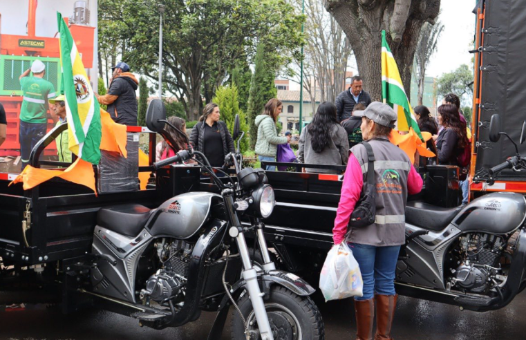 |Cajicá| fortalece el aprovechamiento de residuos con entrega de |vehículos a recicladores|